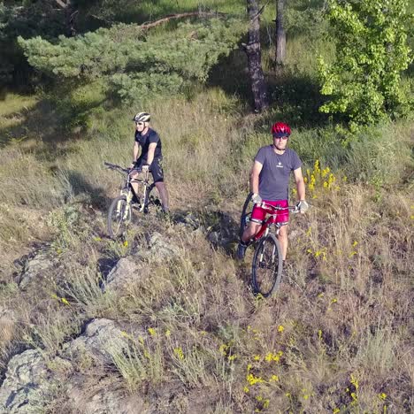 hombres corriendo en una bicicleta de montaña