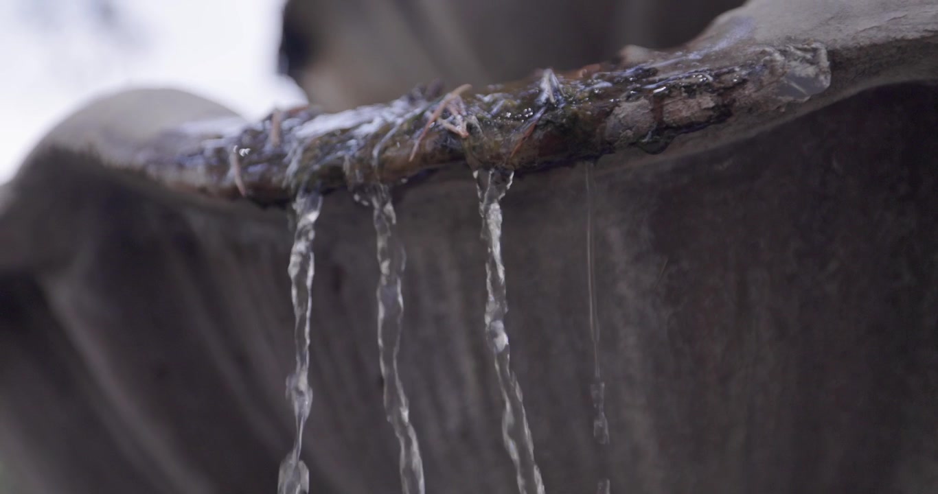 Primo piano di fontana d'acqua con panoramica in slow motion