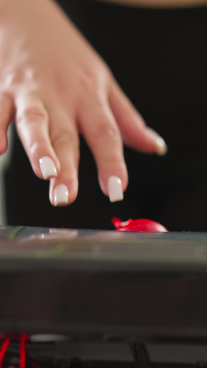 la mujer comienza la cinta de correr activando el botón de inicio de primer plano. la mujer establece la velocidad del aparato de gimnasia para sesiones de fitness en interiores. tecnología en equipos deportivos