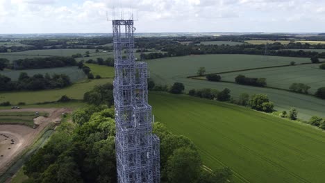mástil de telecomunicaciones, vista aérea de drones en aumento de la torre del reino unido