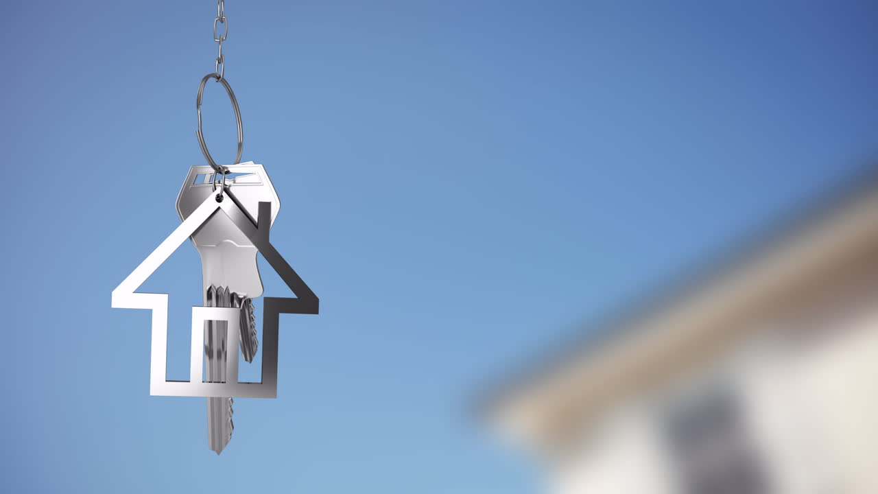 Animazione di portachiavi a forma di casa con chiavi su sfondo sfocato di edificio e cielo blu