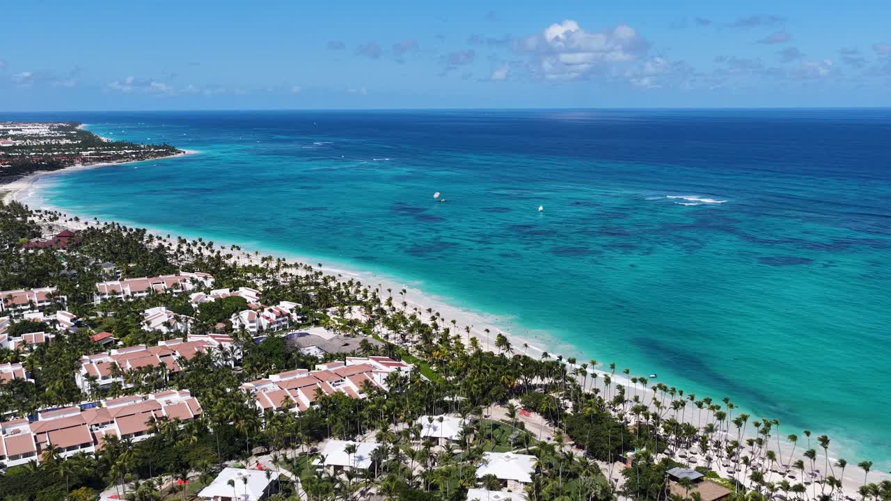 Türkisfarbener Strand in Punta Cana in La Altagracia, Dominikanische Republik. Strandlandschaft. Innenstadtbezirk. Reiseziel. Türkisfarbener Strand in Punta Cana in La Altagracia, Dominikanische Republik