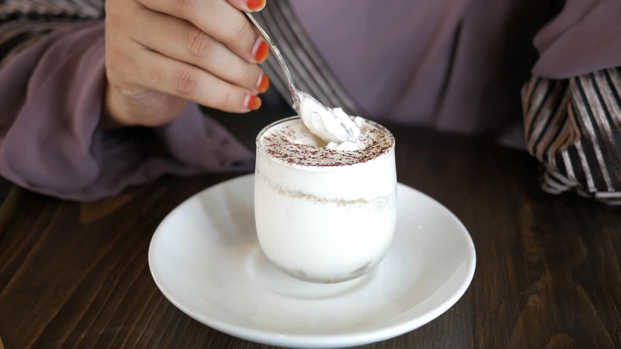 티라미수 를 먹는 여자