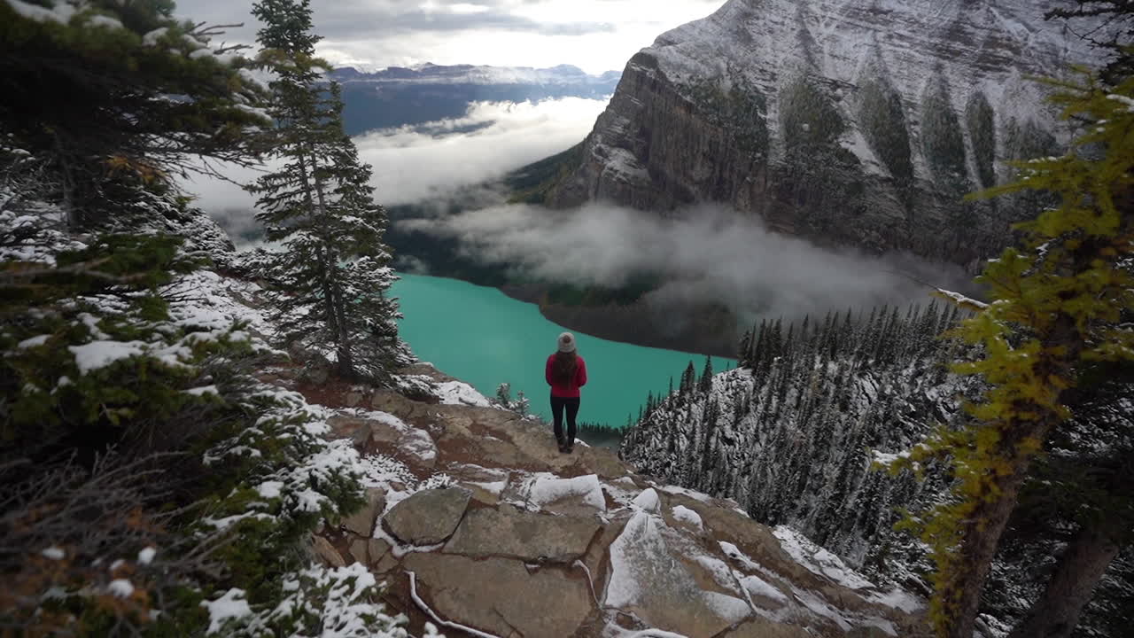 mujer solitaria en el mirador sobre el lago louise, parque nacional de banff, alberta, canadá