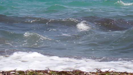 ampliado en imágenes de las olas del mar contaminado