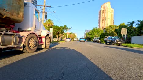 vehículos que se desplazan por calles urbanas a la luz del día