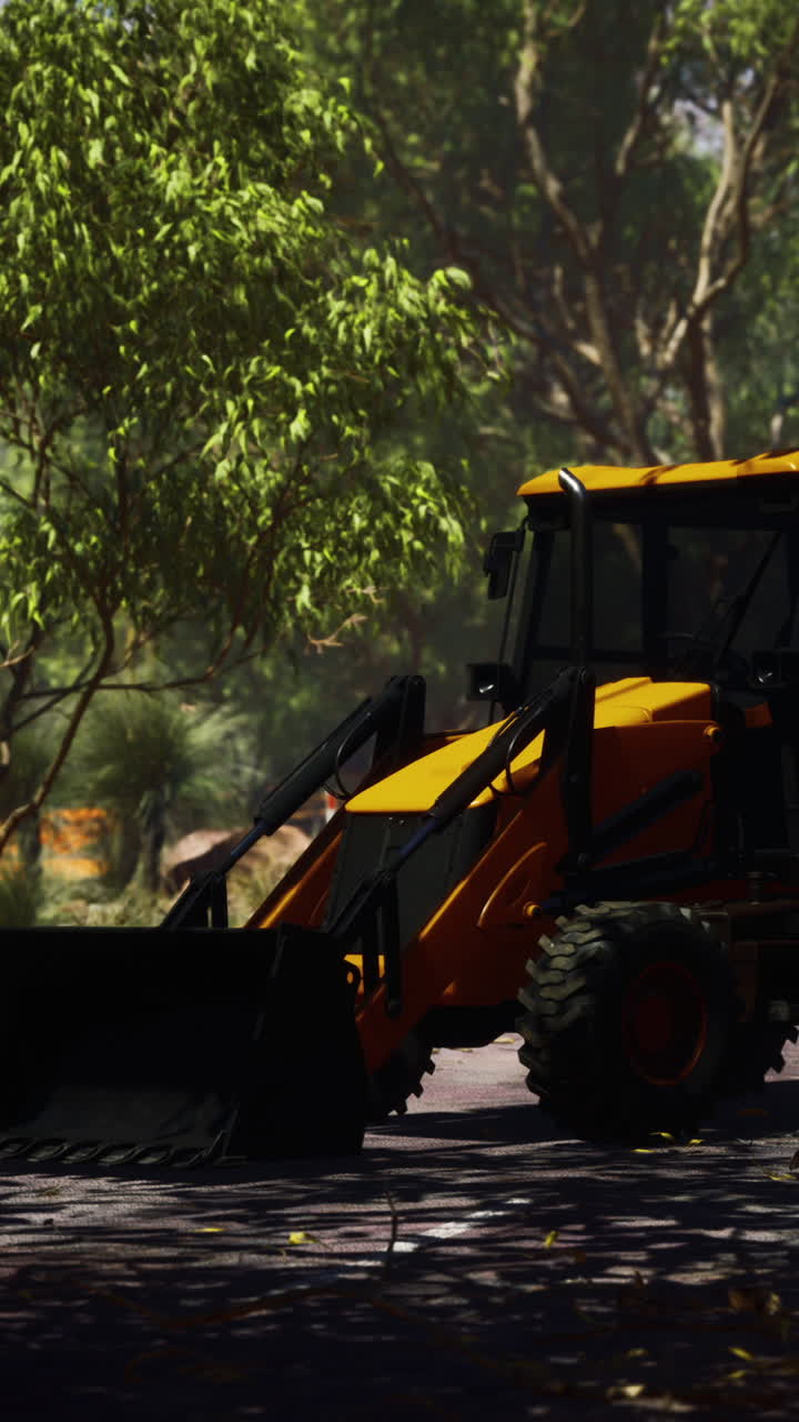 retroexcavadora amarilla en un entorno forestal