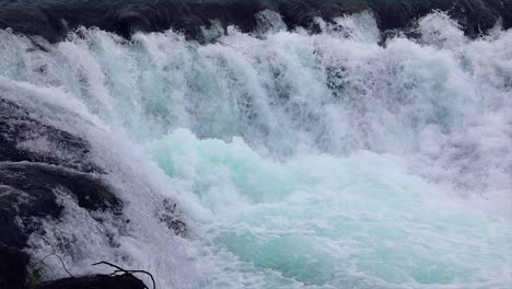 Gebirgsflusswasser-Mit-Zeitlupennahaufnahme