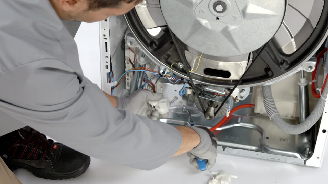 세탁기의 플라스틱 부분에서 호스를 분리합니다.