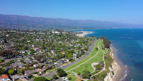 Santa-Barbara-Beach-Und-Klippendrohne-Schwenken-Nach-Rechts