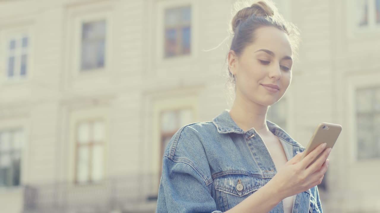 mujer bonita hablando por teléfono