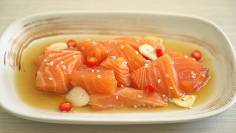 salmón fresco shoyu marinado crudo o salsa de soja en escabeche de salmón - estilo de comida asiática
