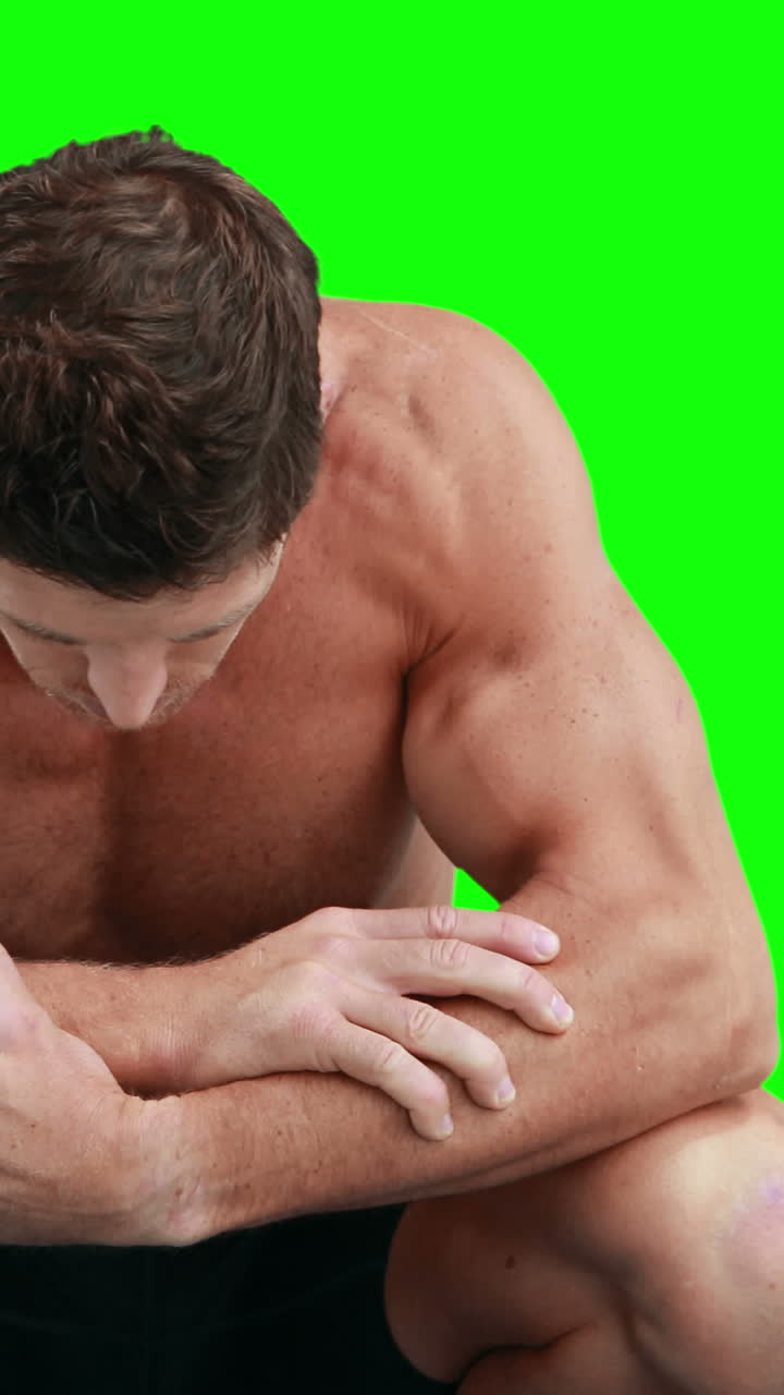 실망한 근육이 있는 남자가 내려다보고 있습니다.