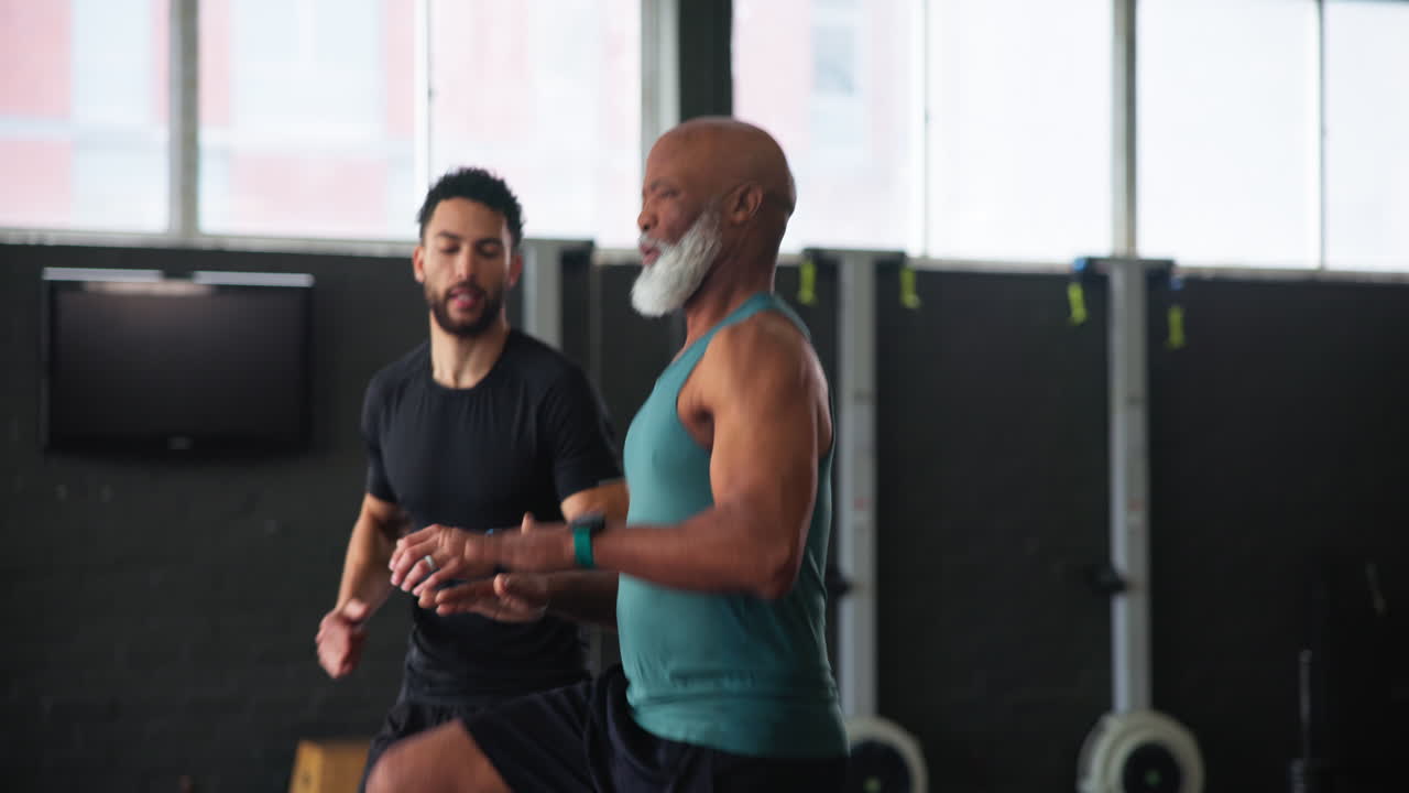 hombre mayor haciendo ejercicio con un entrenador personal