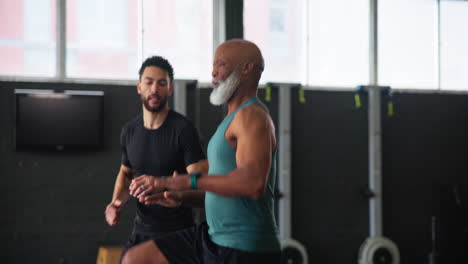 oudere man die oefent met een persoonlijke trainer