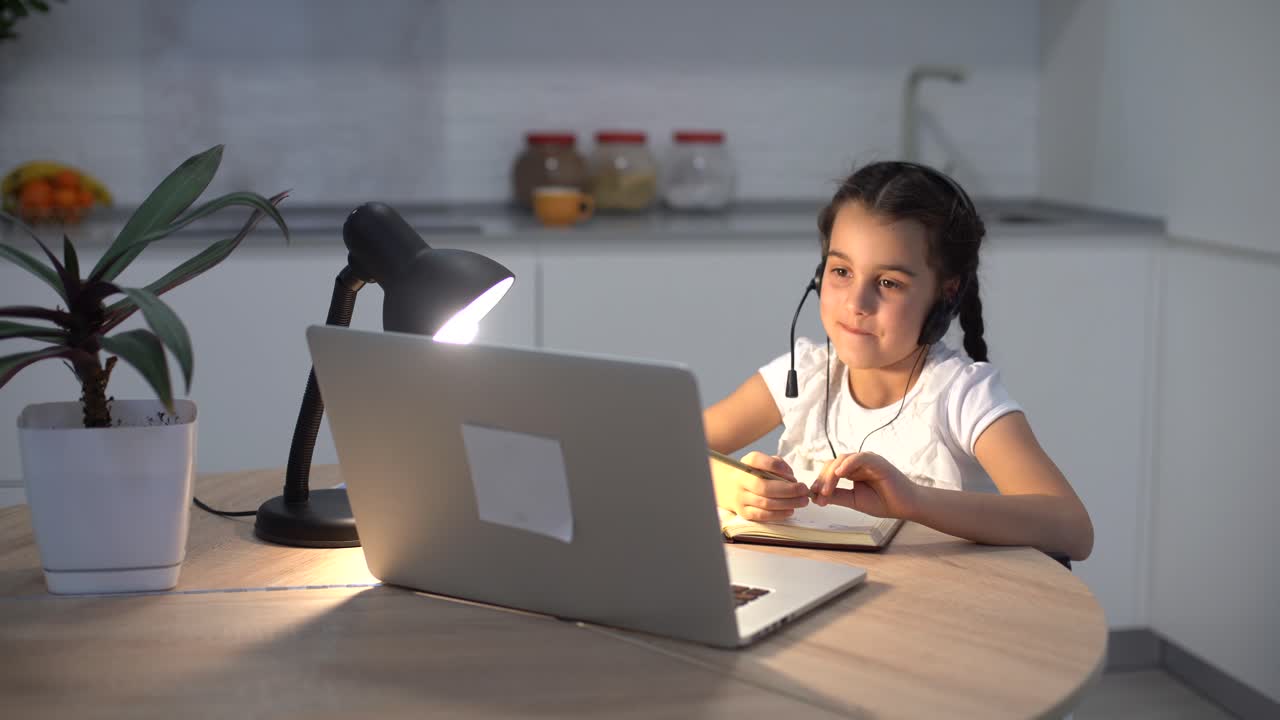 niños aprendiendo a distancia. niña linda usando laptop en casa. educación, estudio en línea, estudio en casa, tecnología, ciencia, futuro, aprendizaje a distancia, tarea, concepto de estilo de vida de niñas.