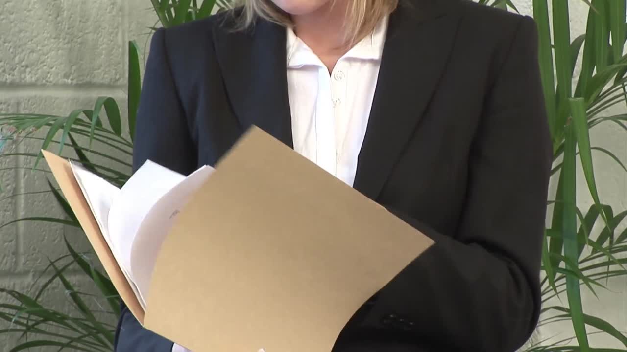 문서 를 검토 하는 사업가