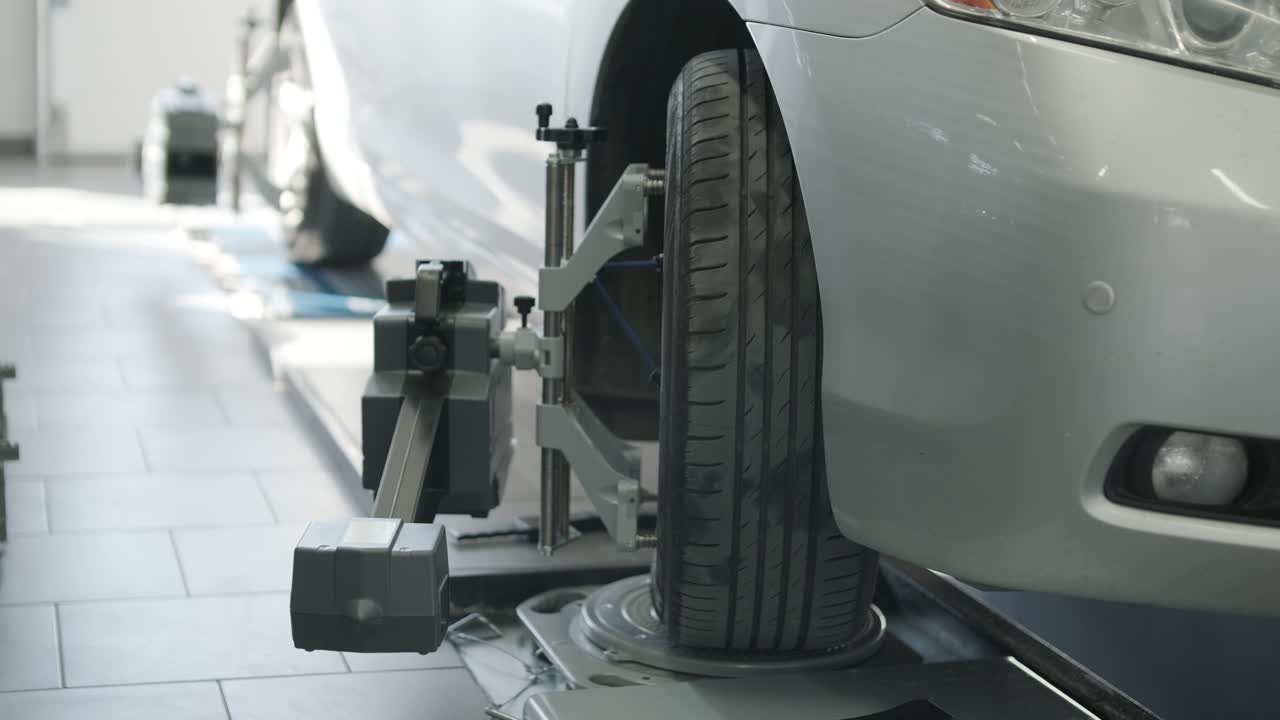 수리 공장에서 자동차 바 정렬