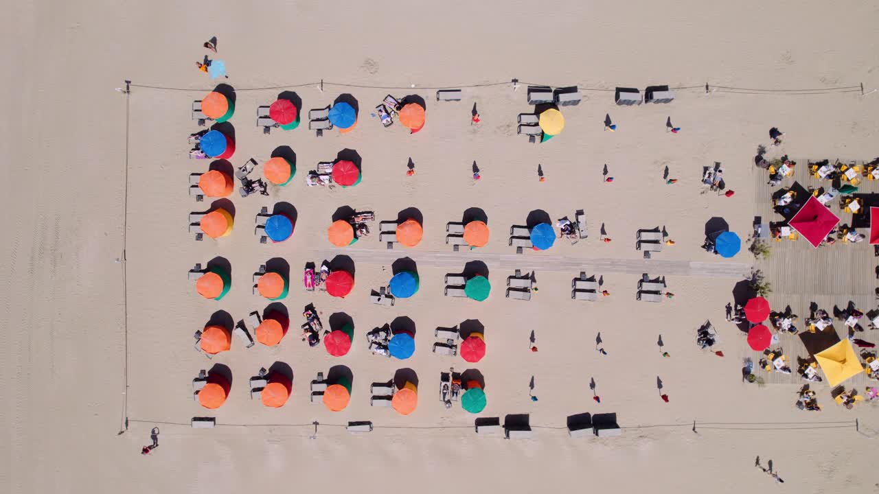 soleada orilla arenosa con sombrillas en la playa de deauville en normandía, norte de francia