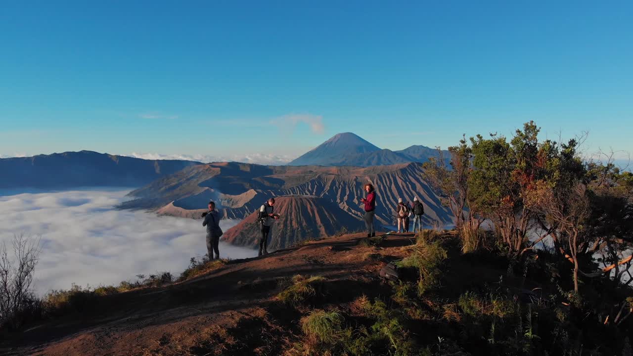 Alba fumosa sulla collina King Kong del Bromo. Indonesia, Giava Orientale