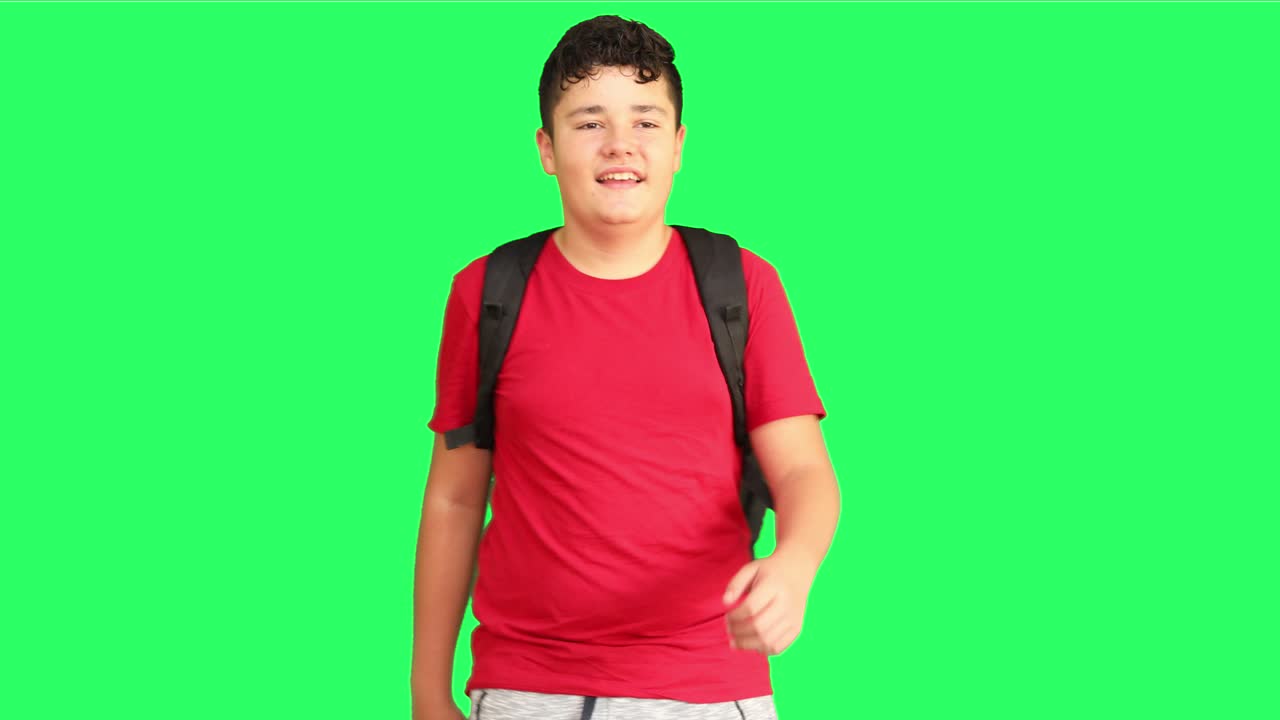 초록색 스크린 배경에서 고 있는 학교 소년