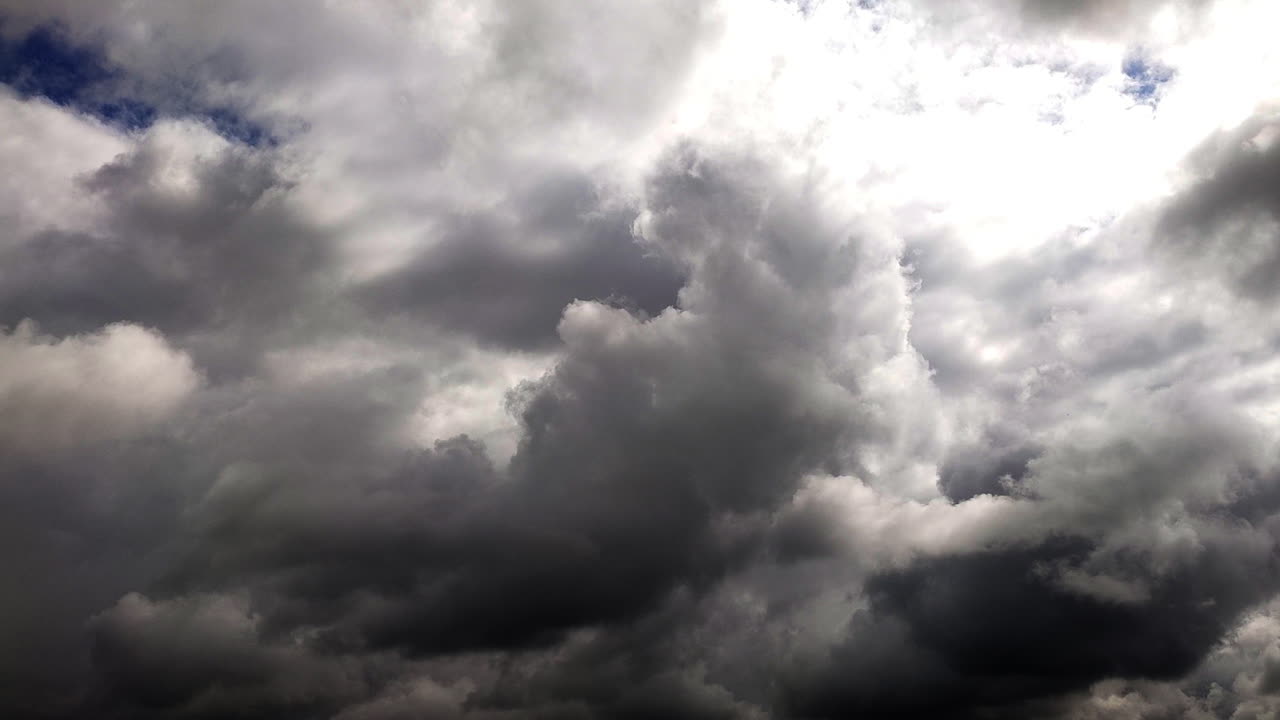 불길한 어두운 구름 속에 번개가  ⁇ 습니다.