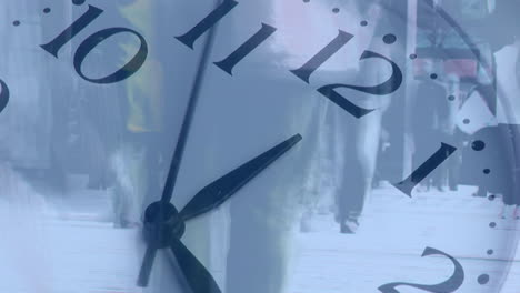 personas caminando con el reloj en primer plano