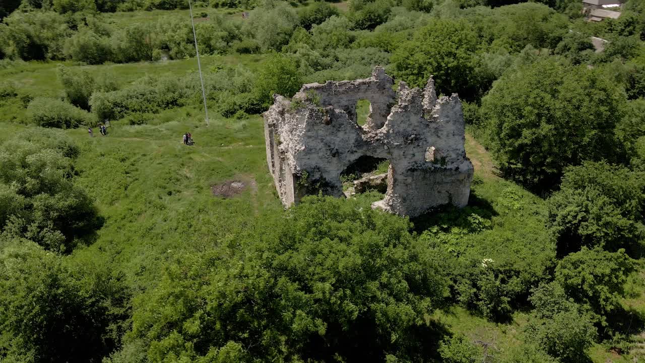 우크라이나 시골에 있는 고대 성터의 돌담, 공중