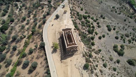 toma aérea por drones desde el templo griego de agrigento