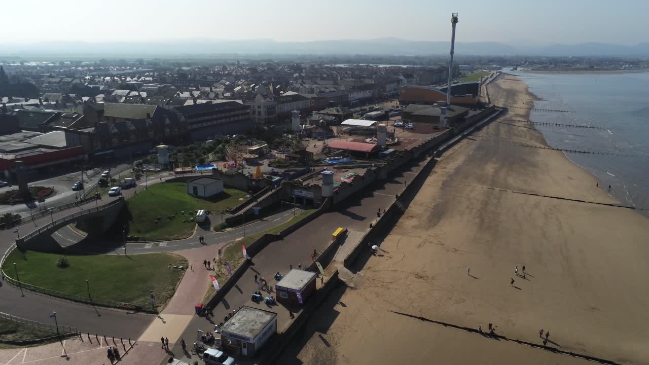 popular ciudad balneario de rhyl vista aérea descendente con vistas al paseo marítimo costero