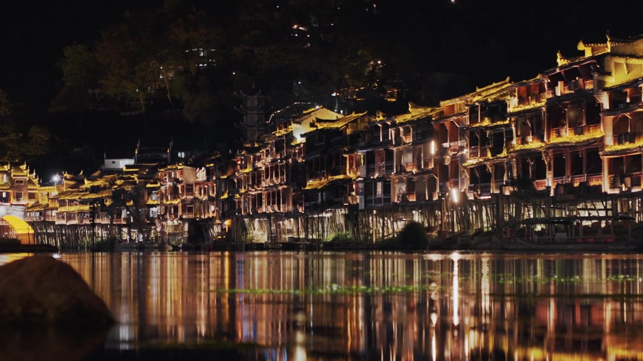 Reflexo noturno tranquilo. Águas serenas da noite projetam luzes cintilantes da cidade sobre um ambiente calmo. Um espelho d'água tranquilo capta o horizonte radiante da cidade sob um céu noturno sereno.