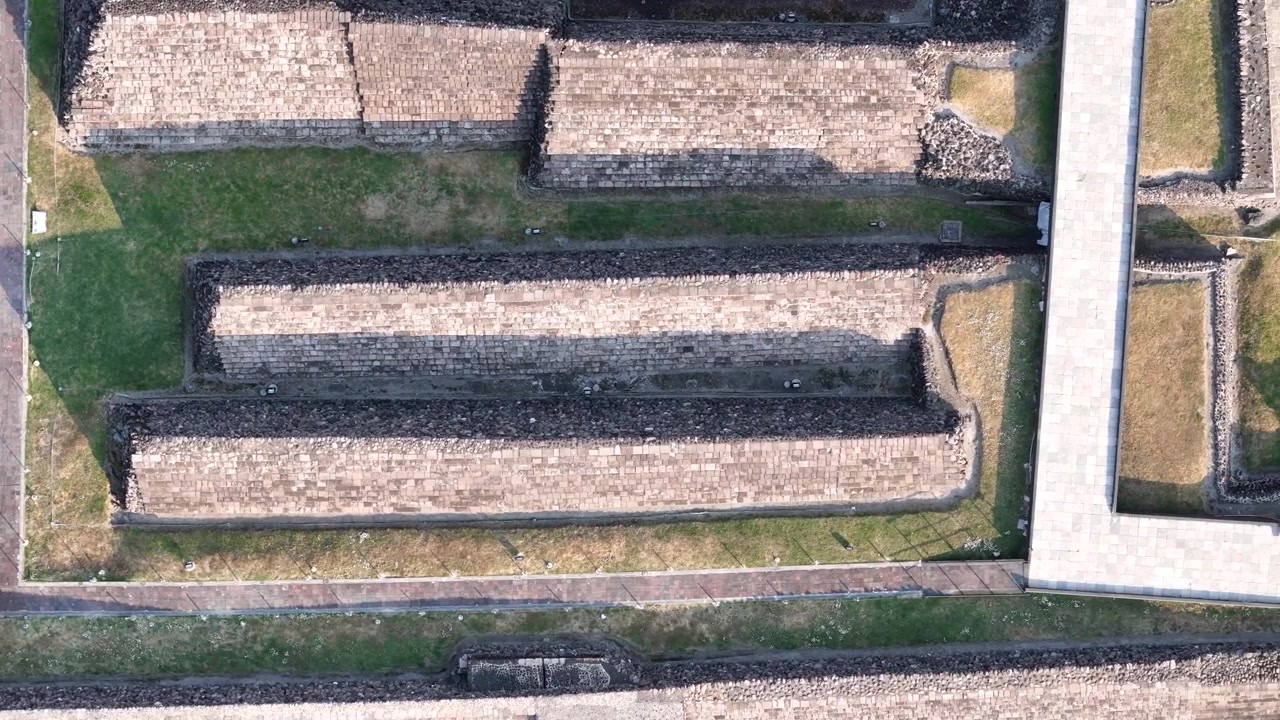 Inquadratura di una piramide azteca e di un corridoio a Tlatelolco, a Città del Messico.