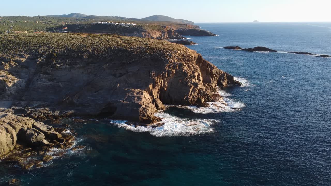 sensacional vista aérea de la costa rocosa de cerdeña en sant'antioco, hora dorada