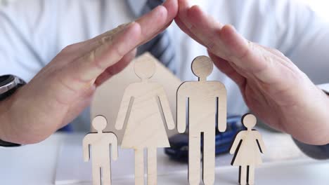 el agente de seguros protege a la familia y a la propiedad.