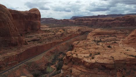 Klippen-Aus-Rotem-Sandstein-über-Dem-Bootlegger-Canyon-Und-Der-Potash-Railway-In-Utah,-USA