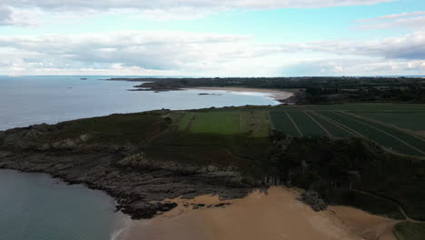 Drone-Volando-Sobre-La-Playa-De-Touesse-En-Rozven-Y-El-Paisaje-Circundante,-Saint-coulomb-En-Bretaña,-Francia