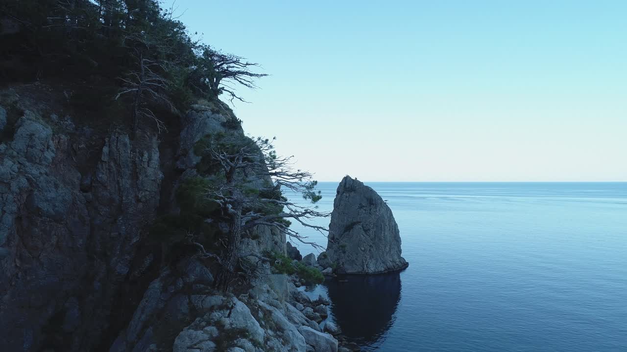 해안의 바위 절벽과 바다 어리