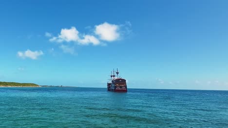 Extreme-Weitwinkelaufnahme-Eines-Großen-Piratenschiffs,-Das-An-Einem-Sonnigen,-Klaren,-Warmen-Tag-Im-Leuchtend-Blauen-Tropischen-Wasser-Der-Karibik-Auf-Den-Bahamas-Segelt