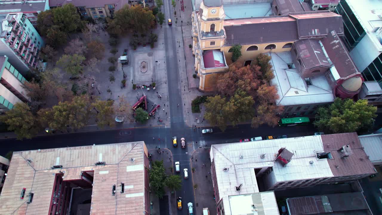 Passageiros saindo da estação de metrô Santa Ana ao lado da igreja Santa Ana