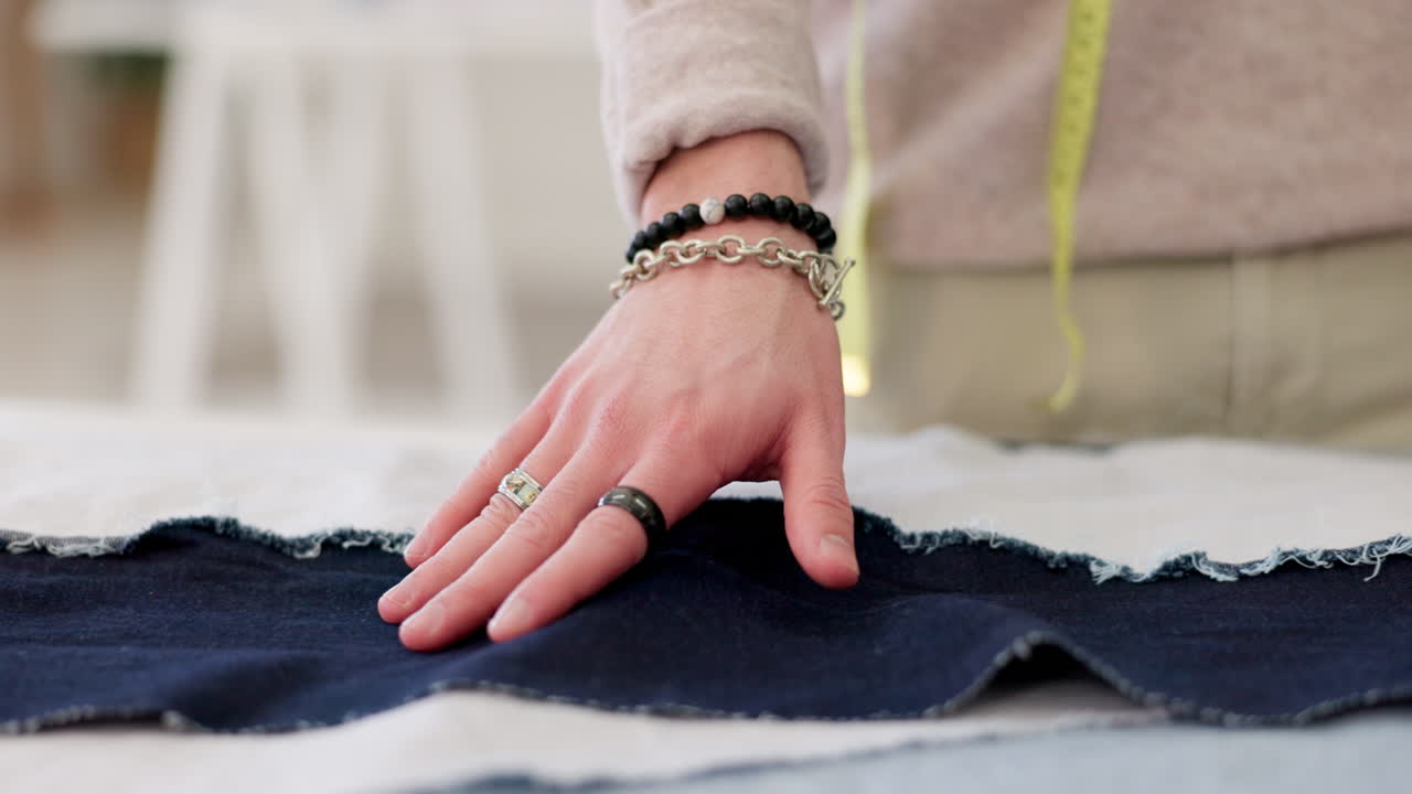 mano, tela y moda con una mujer diseñadora