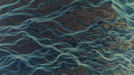 vista de arriba de las maravillas naturales de las trenzas del río kálfafell en islandia