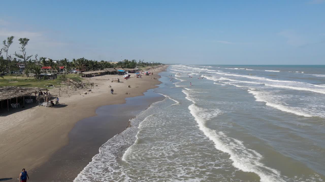 Toma de retroceso de la playa en Tecolutla, Veracruz, destino turístico mexicano.