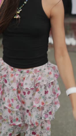 mujer con falda floral y camiseta negra