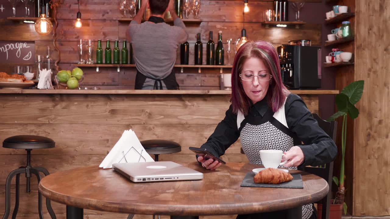 mujer disfrutando de café en una cafetería