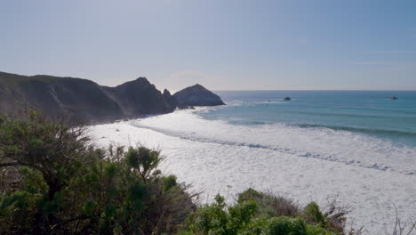 vista de montaña en cámara lenta de olas rompiendo a lo largo de las costas de big sur california