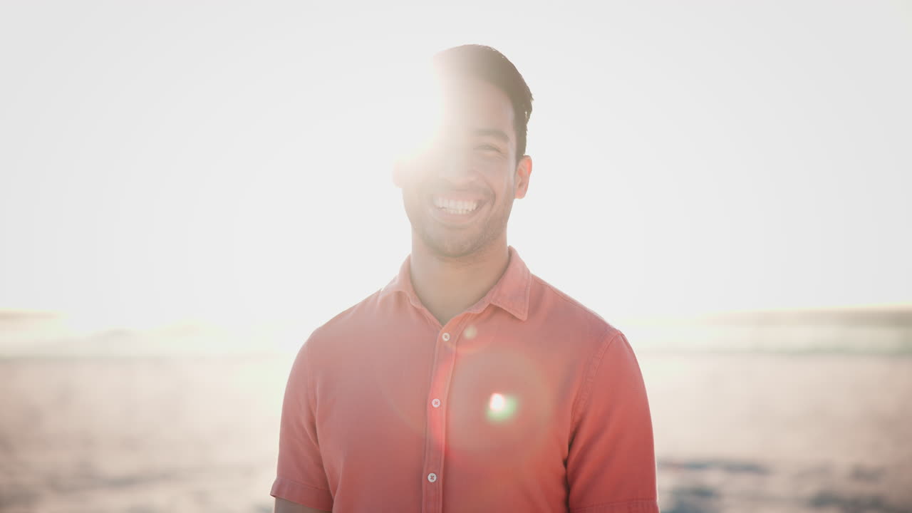 해변에서 웃는 행복한 얼굴과 아시아인