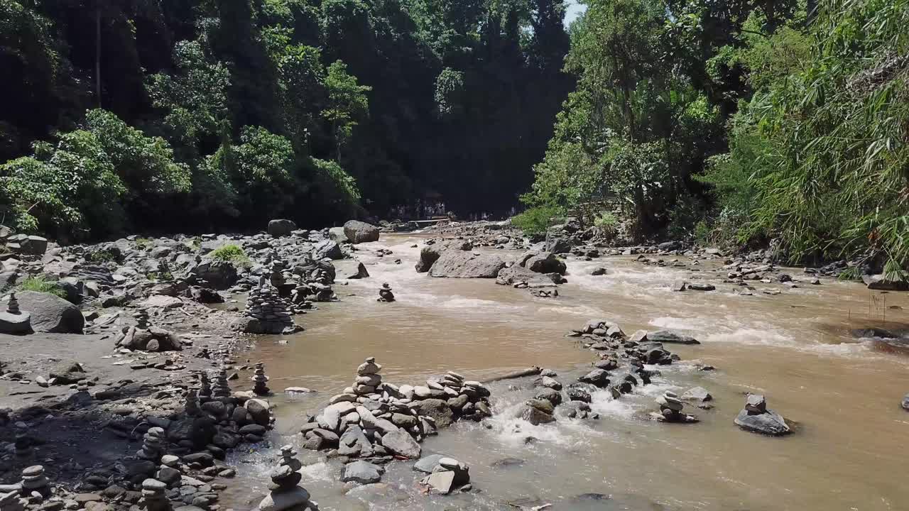 volando sobre el río de la montaña