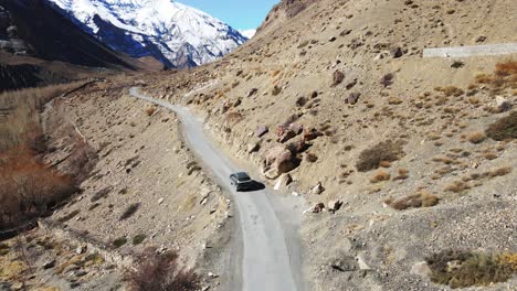 Vista-Aérea-Del-Coche-De-Viaje-De-Destino-Remoto-De-La-India-En-El-Valle-De-Spiti,-Montaña-De-Arena-De-Himachal-Pradesh