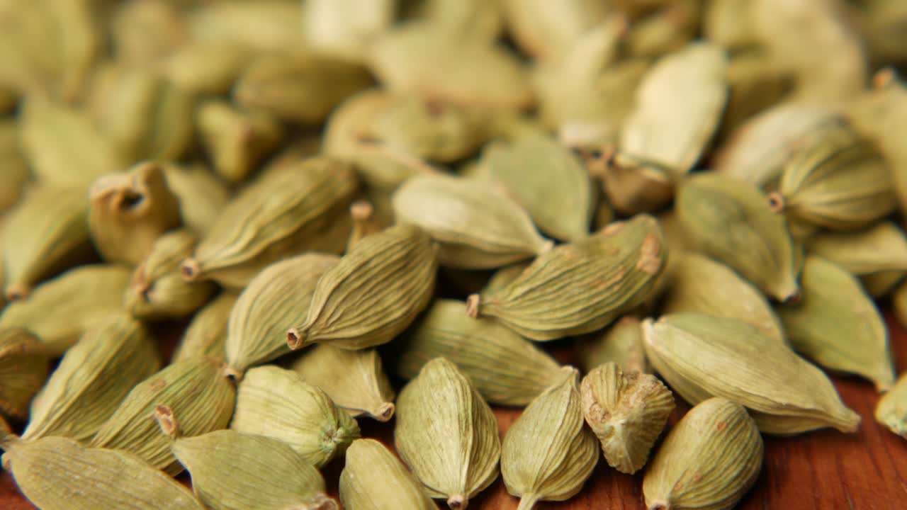 las vainas de cardamomo secas