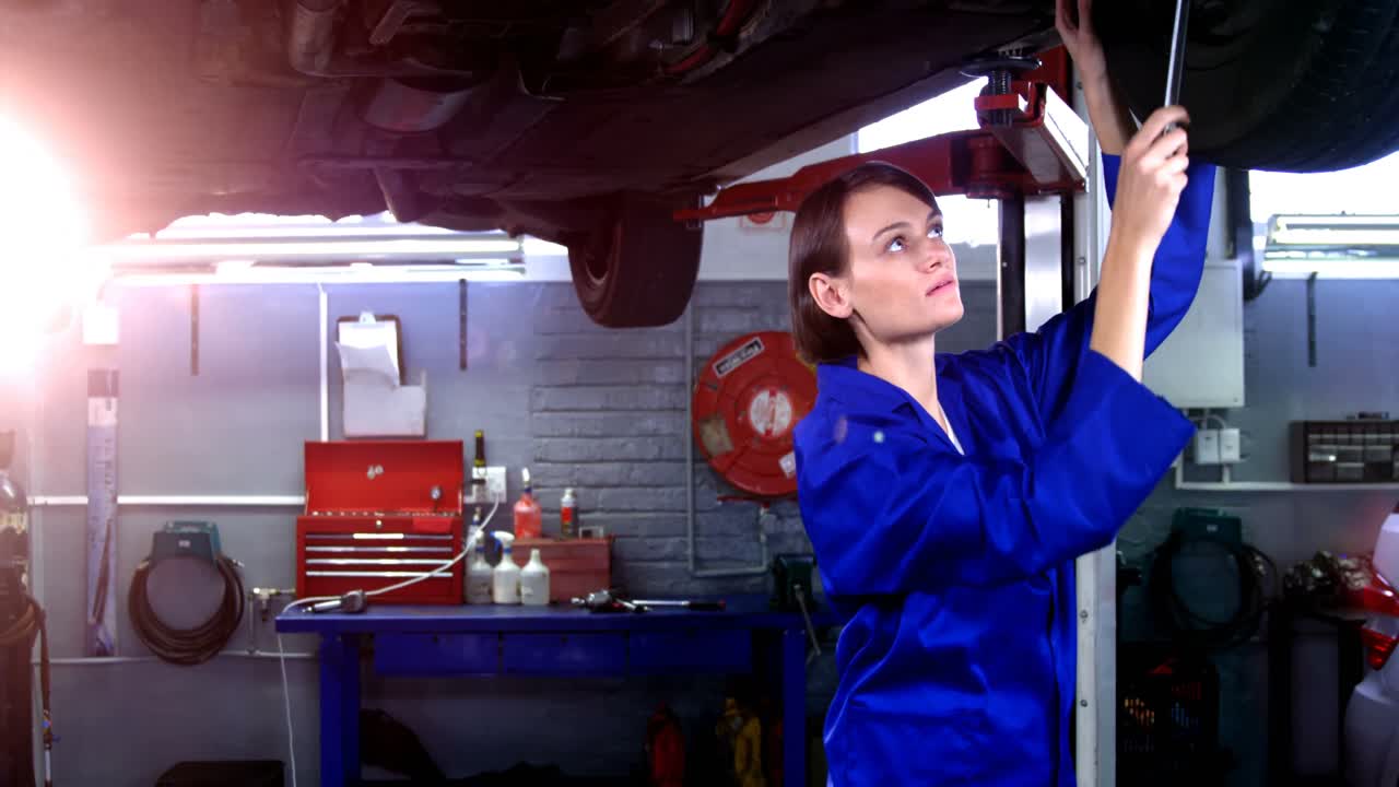 mecánica que hace servicio a un coche